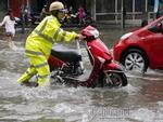 Vì sao chỉ mưa 40 phút, đường Hà Nội đã ngập khắp ngả?