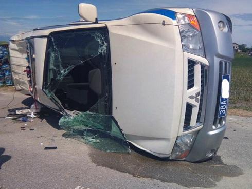 Ôtô CSGT lật ngang bên đường sau pha rượt đuổi xe vi phạm