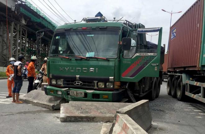 xe-tai-huc-hang-loat-dai-phan-cach-tren-xa-lo-ha-noi2