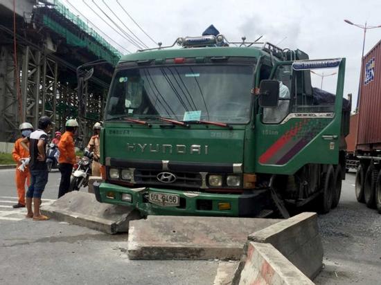 Xe tải húc hàng loạt dải phân cách trên xa lộ Hà Nội