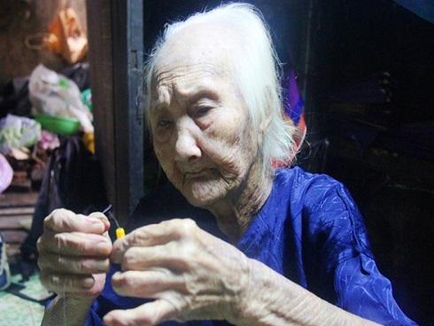 Rơi nước mắt chuyện người mẹ già 91 tuổi có 6 đứa con, cuối đời phải lượm ve chai nuôi con tâm thần