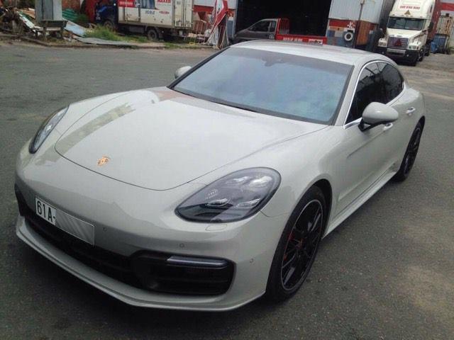 porsche-panamera-turbo-2017-ra-bien-trang-dau-tien-tai-binh-duong-gia-tri-15-ty-dong1