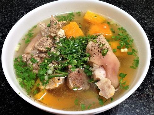 Chân giò hầm bí đỏ: Đơn giản lại ngon cơm