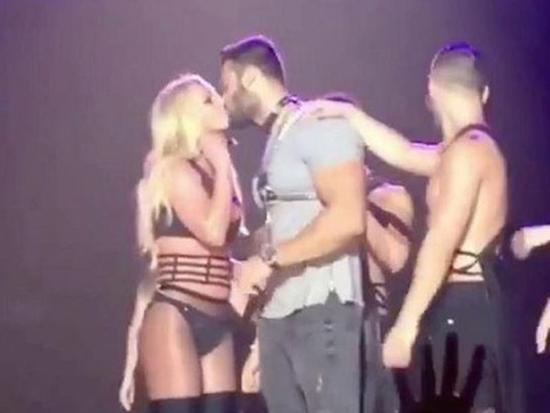 Britney Spears hôn bạn trai trong show diễn ở Đài Loan