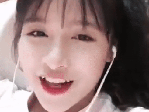 Chỉ với clip hát nhép dài 19 giây, cô gái xinh đẹp này khiến nhiều người 'bấn loạn'