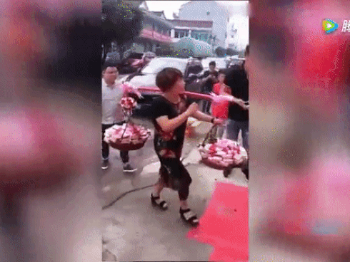 Choáng với hình ảnh mẹ gánh 3,5 tỷ tiền mặt đi hỏi cưới cho con ở Trung Quốc