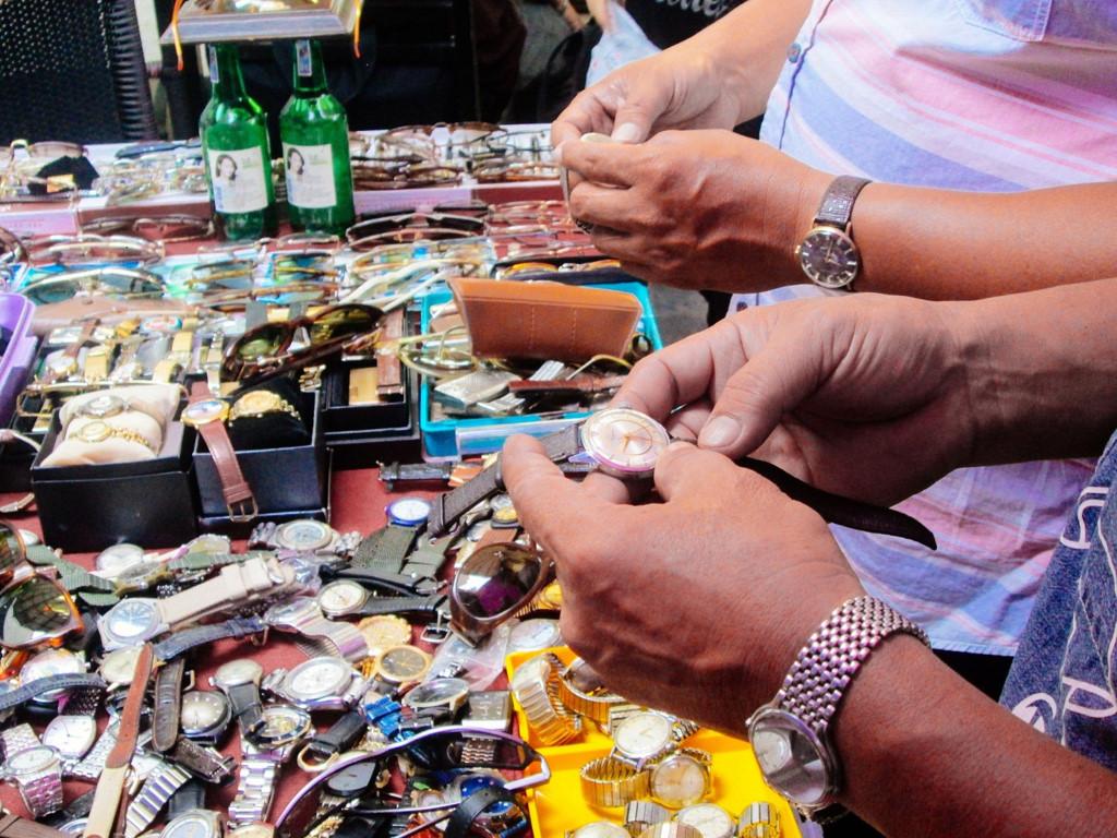 Du lịch Sài Gòn: 5 phố đồ cũ nên ghé đến ở Sài Gòn-ảnh 7