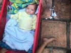 Báo Anh đăng tải câu chuyện cậu bé Việt nhất quyết ở bên em 2 tháng tuổi sau khi bị mẹ bỏ rơi