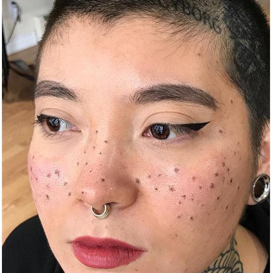 Mốt xăm tàn nhang đáng yêu trên mặt đang khiến phái đẹp thế giới điên đảo-5