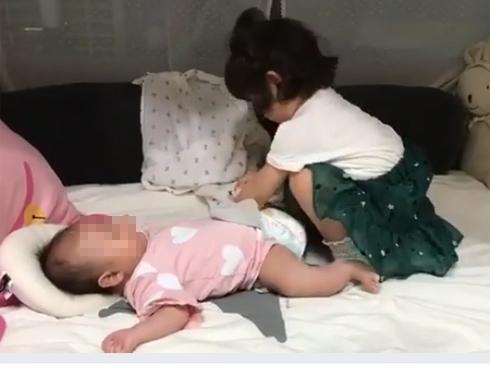 Ngày của cha: Clip con gái đầu lòng, chị gái chăm em - 2sao