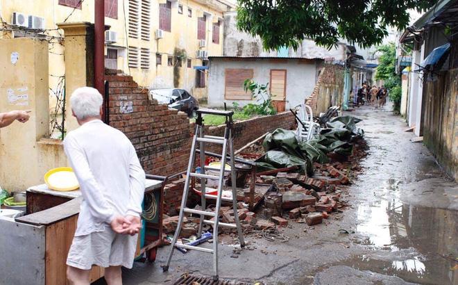 Khoảng 10h ngày 13/6, tại ngõ 30 Nguyễn Thị Thuận (Cát Bi, Hải An, TP Hải Phòng) xảy ra một vụ tai nạn. Nạn nhân của là bé Trương Quý Quang (8 tuổi) và Nguyễn Uy (17 tuổi). Theo đó, khi đang chơi đùa gặp trời mưa lớn, Quang và Uy nhanh chóng di chuyển về nhà. Đang men theo bức tường bao để tránh mưa thì bất ngờ bức tường gạch đổ ập khiến cả 2 bị vùi trong đống đổ nát.