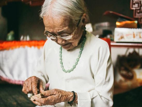 Có một tình yêu màu xanh: ly tán bởi chiến tranh 50 năm, chồng về dắt theo vợ mới, bà vẫn hạnh phúc mỉm cười...