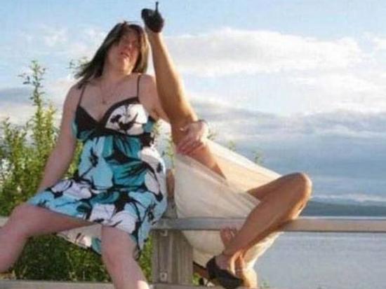 Clip hài: Ngã 'sấp mặt' chỉ vì mải 'tự sướng'