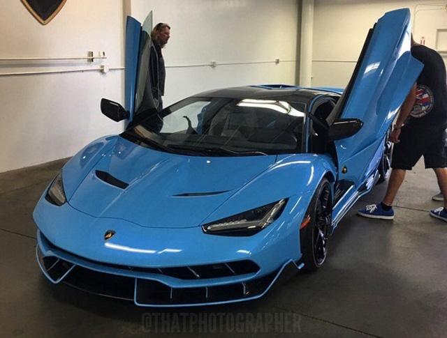 lamborghini-centenario-thu-4-cap-ben-my-voi-ngoai-that-noi-bat-mau-xanh-ngoc1