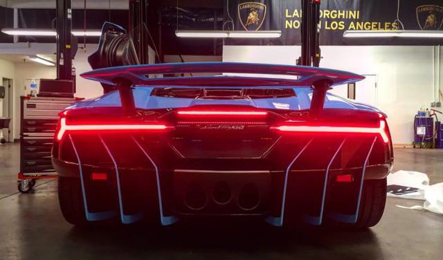 lamborghini-centenario-thu-4-cap-ben-my-voi-ngoai-that-noi-bat-mau-xanh-ngoc2