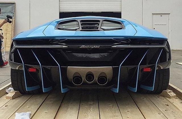 lamborghini-centenario-thu-4-cap-ben-my-voi-ngoai-that-noi-bat-mau-xanh-ngoc5