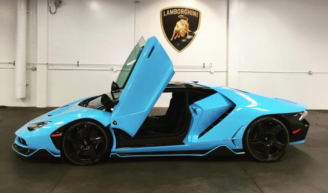 lamborghini-centenario-thu-4-cap-ben-my-voi-ngoai-that-noi-bat-mau-xanh-ngoc4