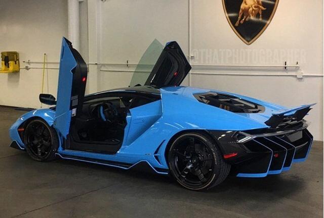 lamborghini-centenario-thu-4-cap-ben-my-voi-ngoai-that-noi-bat-mau-xanh-ngoc6