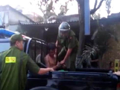 Nam thanh niên cởi trần, cầm dao dọa chém người đi đường