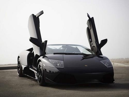 Siêu xe Lamborghini Murcielago đua trên đường ướt