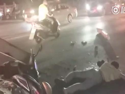 Giữa đường gặp nạn, bé trai 6 tuổi xin cứu cha trước