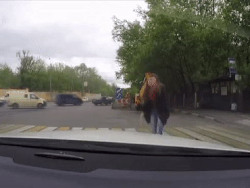 Phóng nhanh vượt ẩu còn thách thức, tài xế bị cô gái 'dạy' cho một bài học