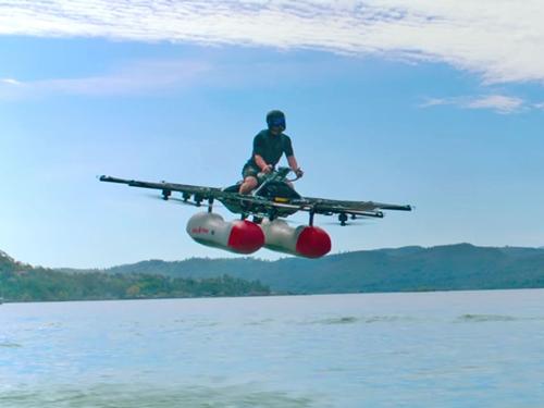 Xe bay Kitty Hawk Flyer biểu diễn khả năng bay lượn