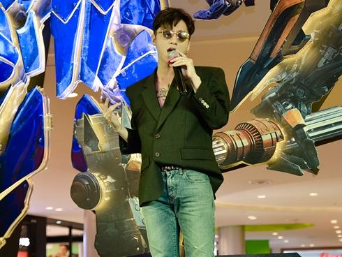 Sơn Tùng M-TP gây náo loạn dù xuất hiện chớp nhoáng tại lễ ra mắt 'Transformers 5'