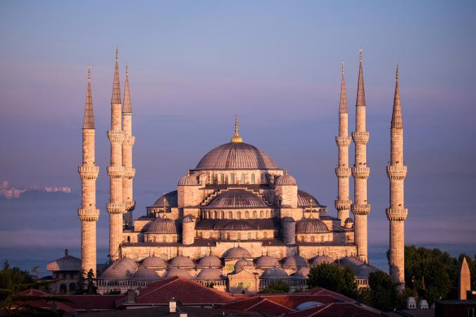 Nhà thờ Hồi giáo Sultan Ahmed là một nhà thờ Hồi giáo lịch sử tại Istanbul, thành phố lớn nhất Thổ Nhĩ Kỳ và kinh đô của Đế quốc Ottoman. Nhà thờ Hồi giáo này thường được gọi là "Thánh đường xanh" do gạch màu xanh ốp tường và nội thất của nó.