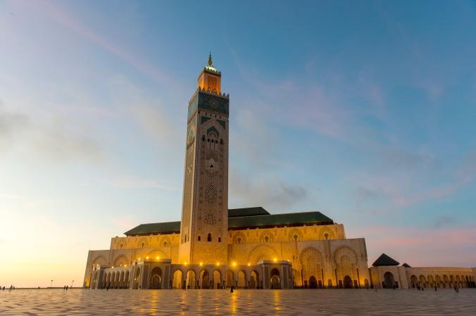 Nhà thờ Hassan II, Ma-rốc: Nhà thờ xinh đẹp nằm bên bờ biển Casablanca, có ngọn tháp cao nhất thế giới, 210m và là nhà thờ Hồi giáo lớn thứ 3 trên thế giới. Người không theo đạo Hồi cũng có thể viếng thăm nhà thờ này. Tuyệt vời hơn nữa, sàn kính tại phòng lớn nhất trong nhà thờ có thể nhìn xuống đáy biển…