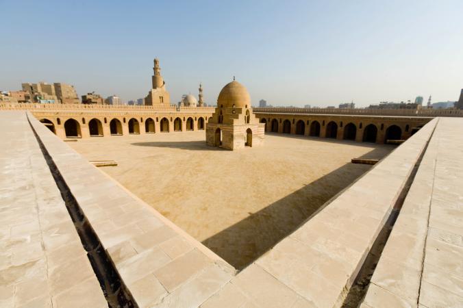 Nhà thờ Ibn Tulun: Một trong những nhà thờ Hồi giáo được bảo tồn tốt nhất ở Ai Cập, tổ hợp gạch đỏ hùng vĩ này được xây dựng năm 876 bởi thống đốc Thổ Nhĩ Kỳ của Ai Cập và Syria. Đây từng là một bối cảnh trong bộ phim “The Spy Who Loved Me” của đạo diễn nổi tiếng James Bond.