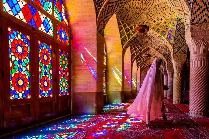 Nhà thờ Nasir al Molk Mosque nằm trong thành phố Shiraz, miền nam Iran. Những trang trí tuyệt diệu với các cửa sổ kính màu, kiến trúc mái vòm (những chi tiết khá “bất thường” đối với đạo Hồi) tạo ra những góc nhìn vô cùng đẹp cho nhà thờ  vào lúc bình minh và hoàng hôn.