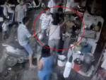 Nữ nhân viên quán chè nổi tiếng ở phố cổ Hà Nội bị khách hàng chửi bới, đập đầu xuống đất