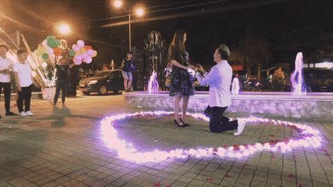 Màn cầu hôn bí mật với sự xuất hiện của đông đủ họ hàng người yêu khiến cô gái khóc òa-6