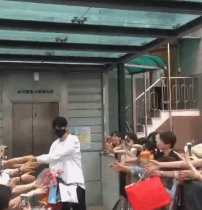 Diễn viên Lee Min Ho nhập ngũ -2