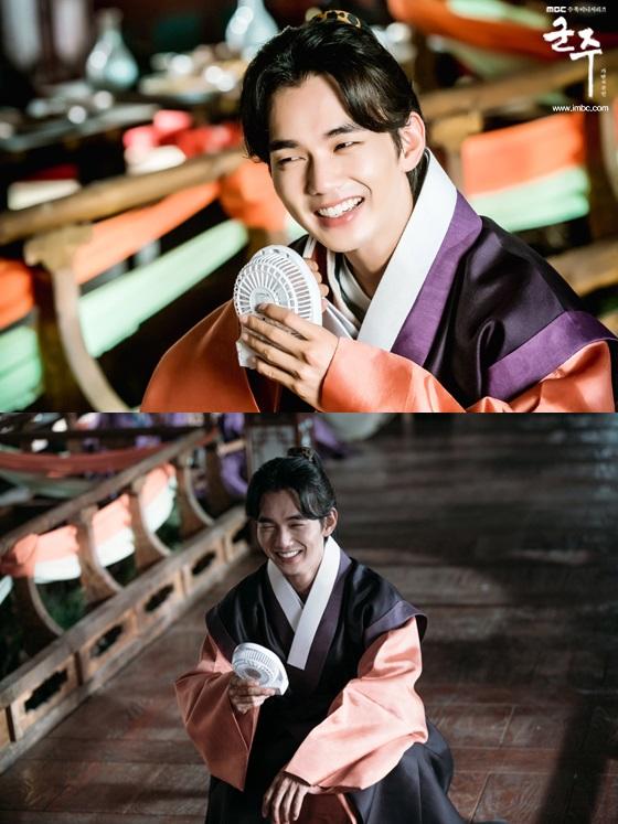 Ảnh hậu trường mặt lạ quân chủ -11