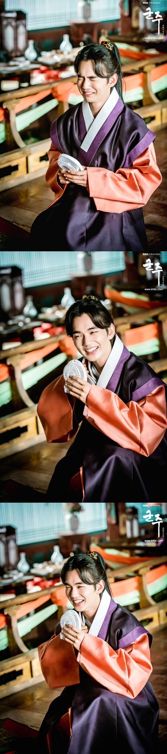 Ảnh hậu trường mặt lạ quân chủ -12