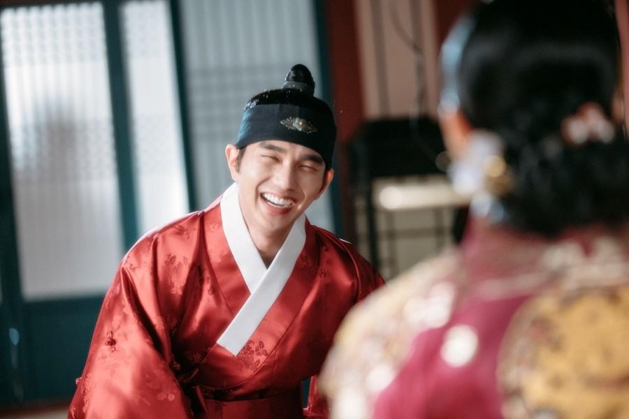 Ảnh hậu trường mặt lạ quân chủ -5