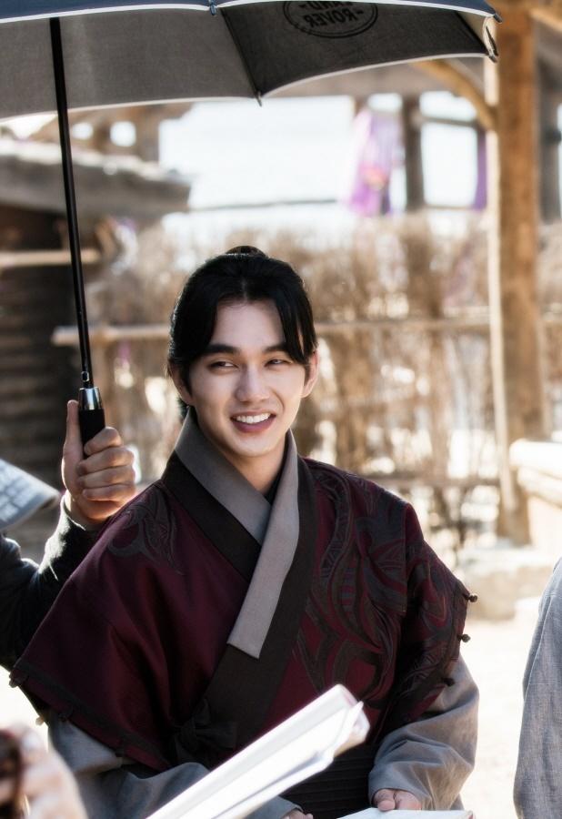 Ảnh hậu trường mặt lạ quân chủ -13