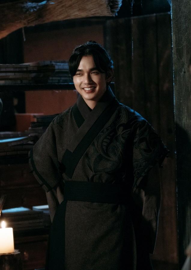 Ảnh hậu trường mặt lạ quân chủ -7