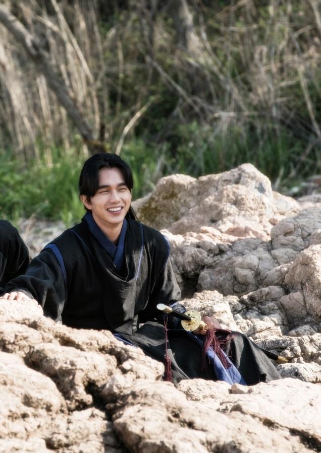 Ảnh hậu trường mặt lạ quân chủ -8