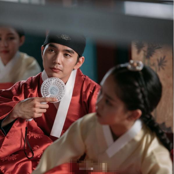 Ảnh hậu trường mặt lạ quân chủ -10