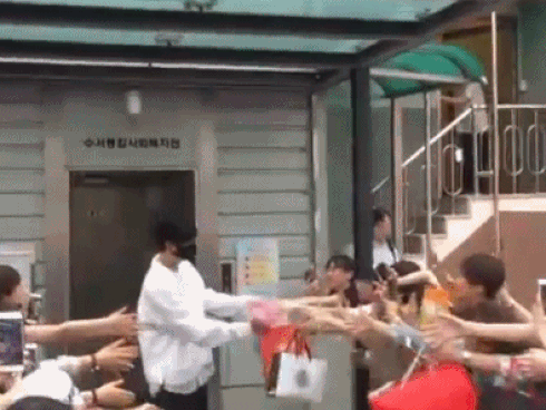 Dù đã nhập ngũ, Lee Min Ho vẫn nhận quà mỏi tay từ fan