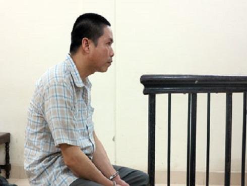 Truy sát người tình của vợ sau khi bắt quả tang trong buồng