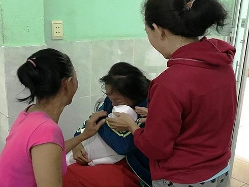 Bé gái 1 tháng tuổi tử vong nghi do bị… cha đè