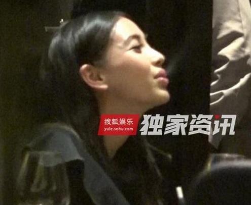 Angela Baby bị chỉ trích vì hút thuốc khi đang chăm con nhỏ