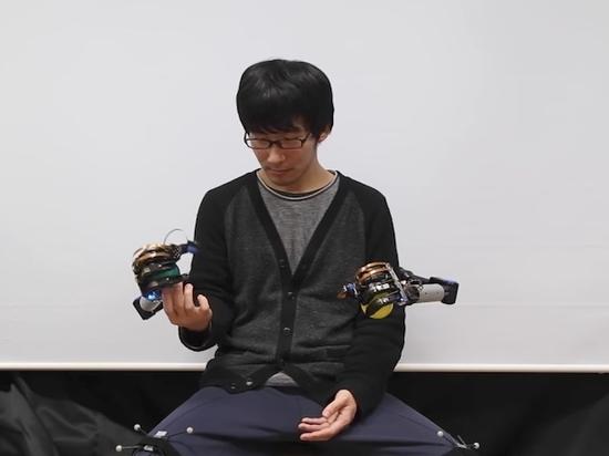 Đôi tay robot giúp làm nhiều việc cùng lúc