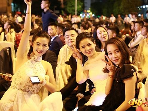 Lễ tốt nghiệp con nhà người ta: Trai xinh, gái đẹp và xe sang