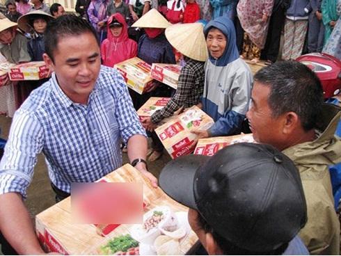 Khóc cười chuyện từ thiện: Choáng với phụ huynh đi xe SH đến nhận quà cho con