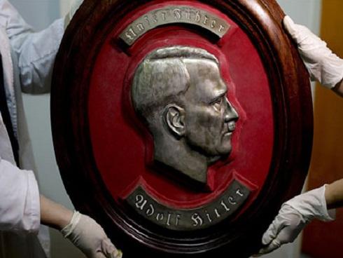 Cụ ông tự nhận là trùm phát xít Hitler